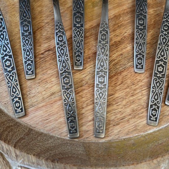 ONEIDA STAINLESS FLATWARE SET PLUS EXTRAS SPANISH MOOD PATTERN EUC - Picture 10 of 14